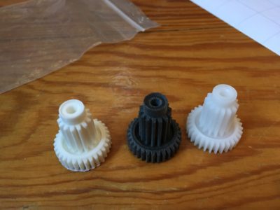 rechts: Originalersatzteil, mitte: Pulverdruck, links: FDM-Druck
