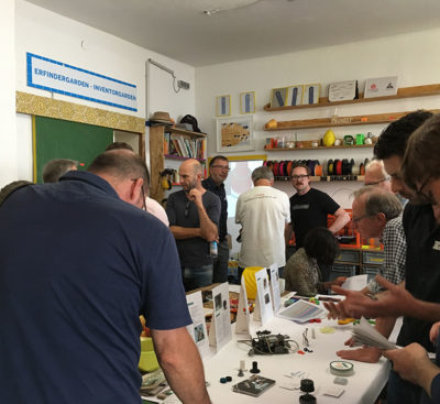 Angeregte Diskussionen an der Fallbeispiele-Ausstellung